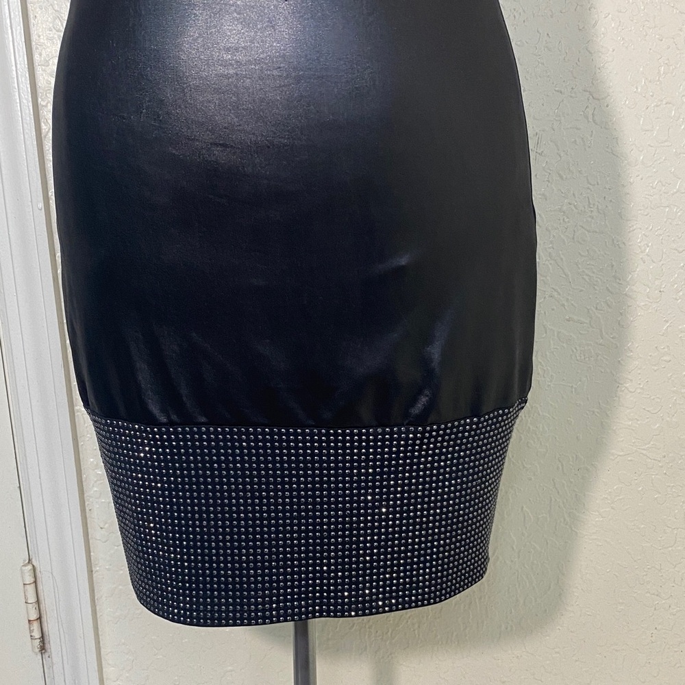 Elegant and sexy fitted black faux leather dress Sleeveless - Picture 4 of 12